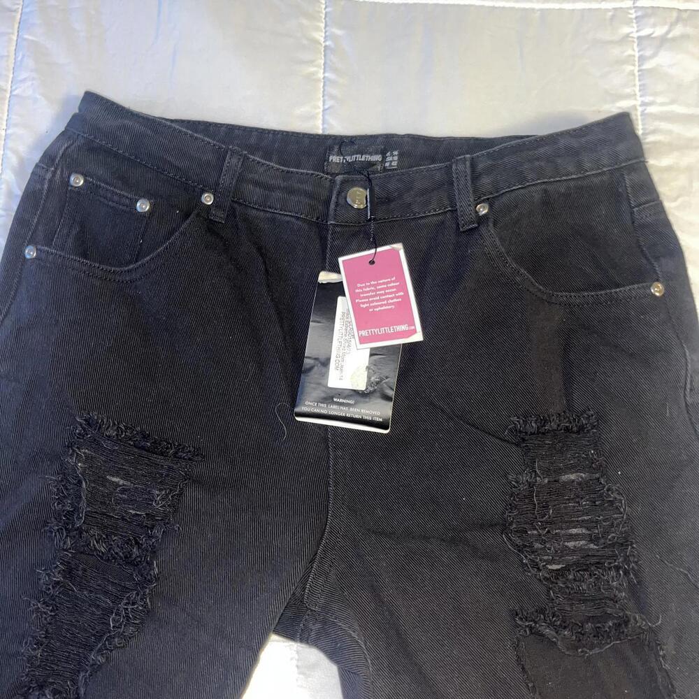 NWT PrettyLittleThing Black “Extreme Shred” Distressed Mom Jean woman’s Size 10